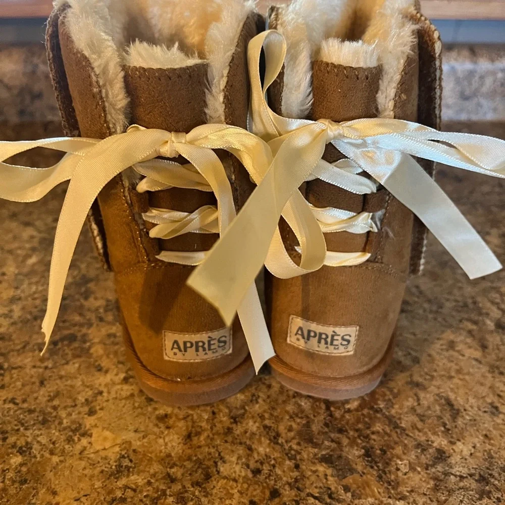Apres Fur lined boots with‎ bows in back. NEW Size 3